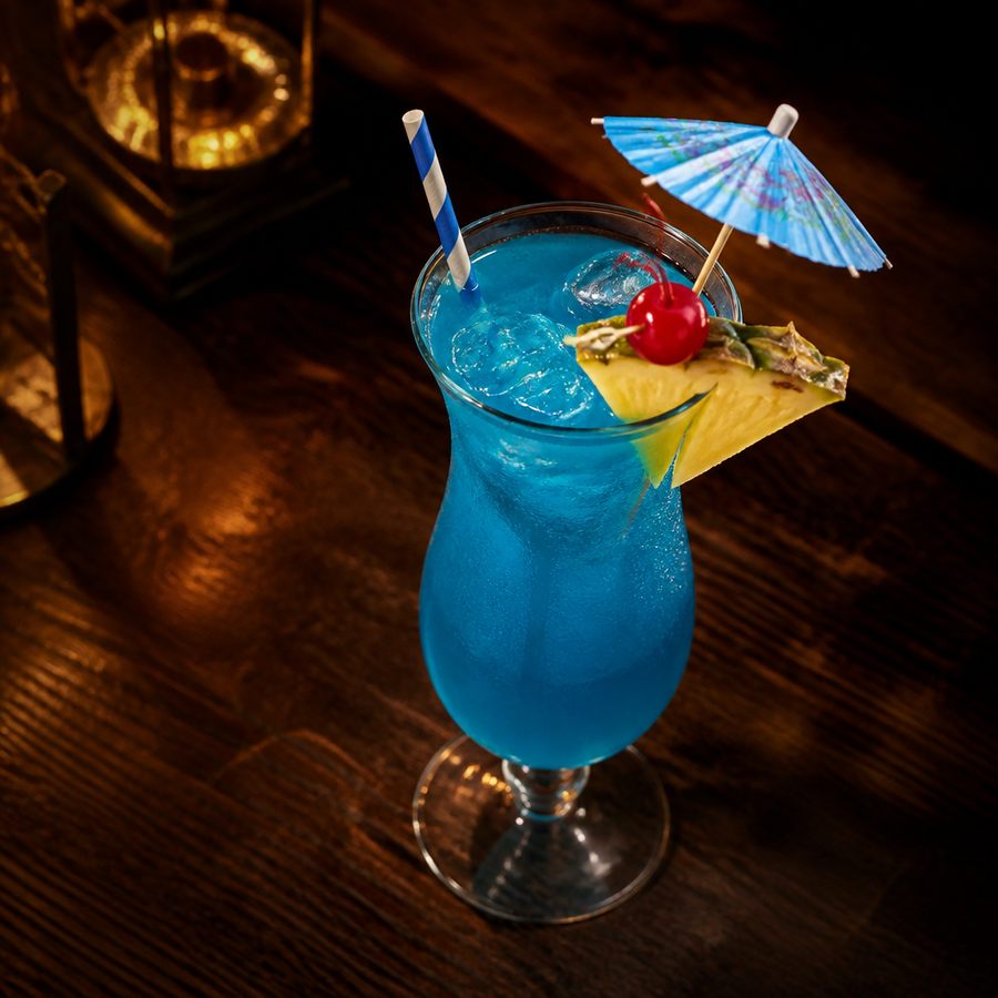 Blue Hawaii cocktail opskrift
