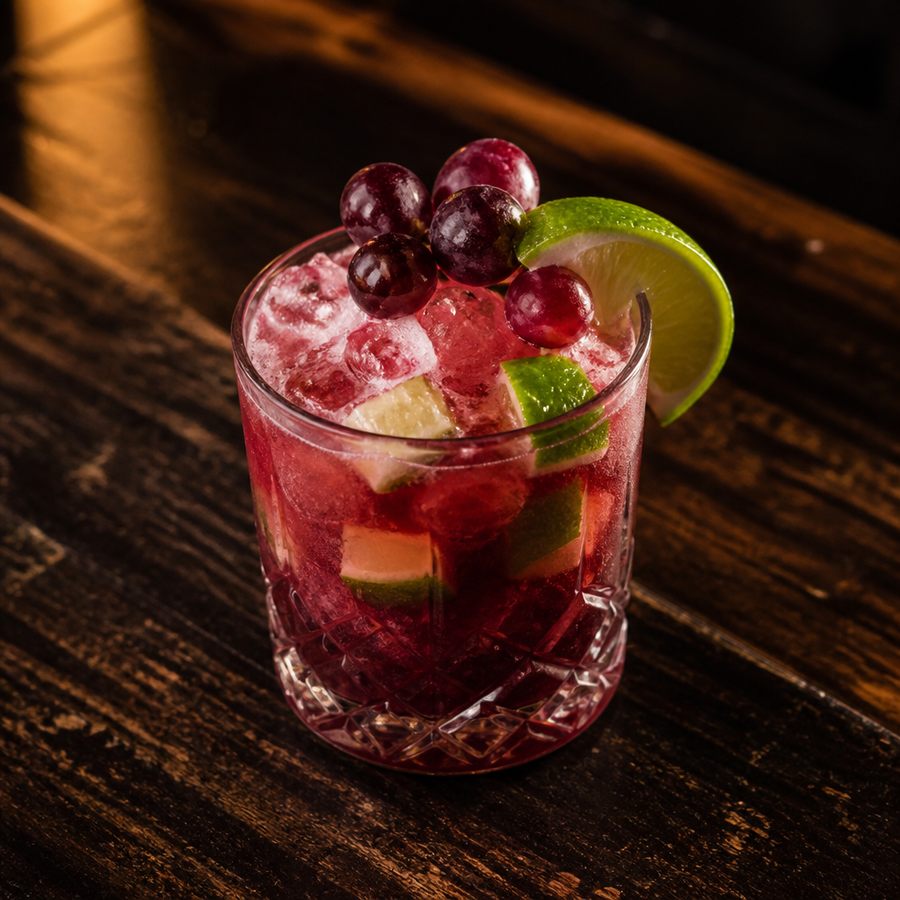 Caipiruva Bacchanalia cocktail-resepti