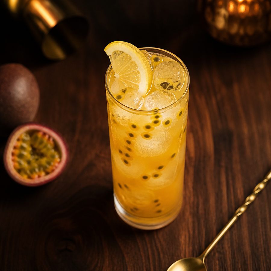 Passion Fruit Collins cocktail opskrift