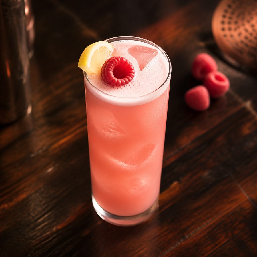 Pink Gin Fizz cocktail opskrift